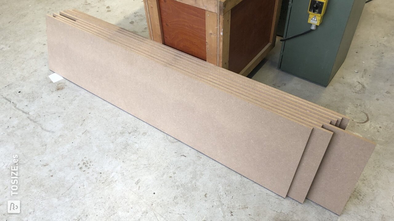 Pared de tablones de MDF en estudio / espacio de trabajo