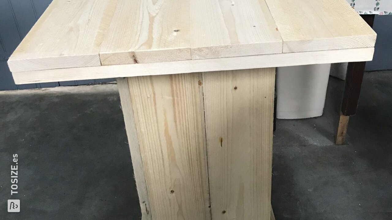 Mesa de bar de madera de andamio, de Jan