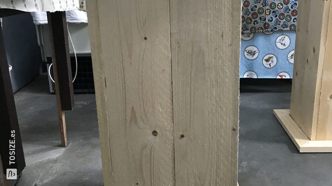 Mesa de bar de madera de andamio, de Jan