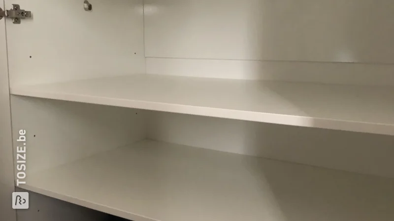 Espace de rangement supplémentaire avec étagères en panneaux de meubles blancs, par Melvin