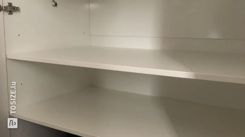 Espace de rangement supplémentaire avec étagères en panneaux de meubles blancs, par Melvin