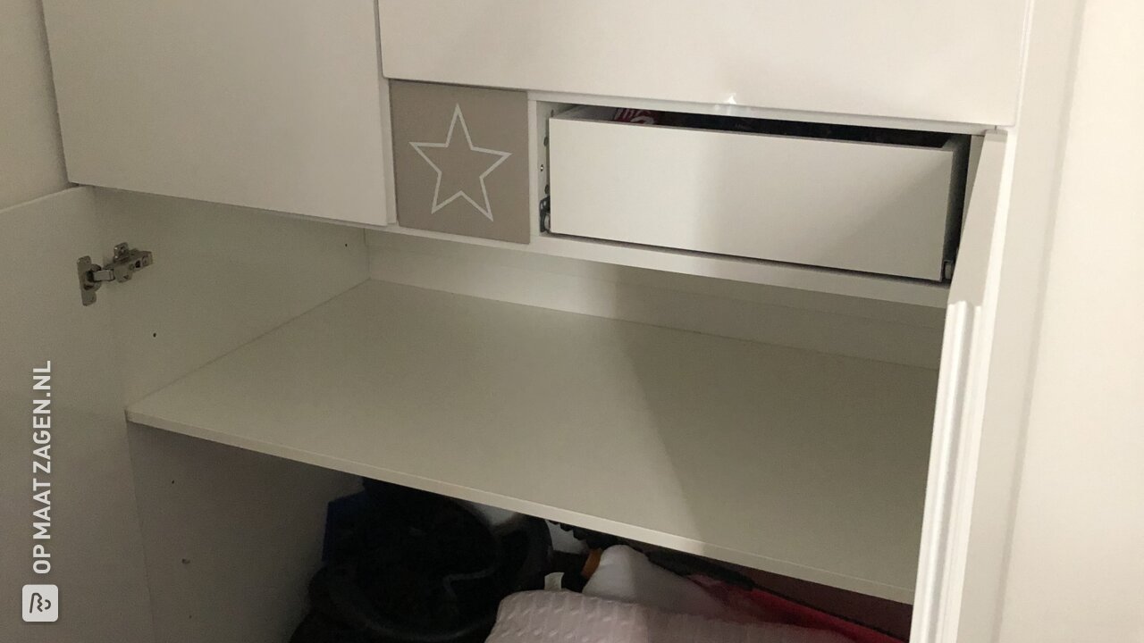 Extra kastruimte met witte meubelpaneel legplanken, door Melvin