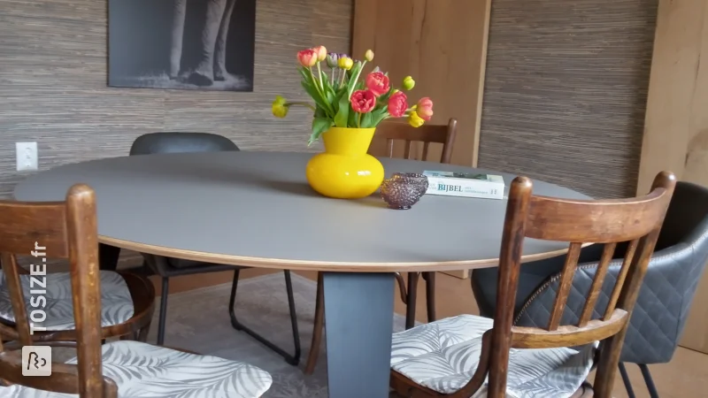 Table à manger ronde pour la salle à manger, par Hans et Wilma