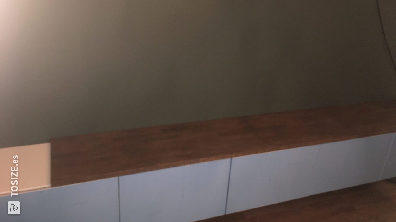 Pared de armario acabada con paneles de roble