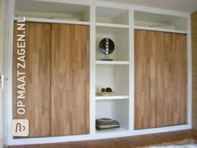 Inbouwkast met eiken houten deuren op maat, door Bram