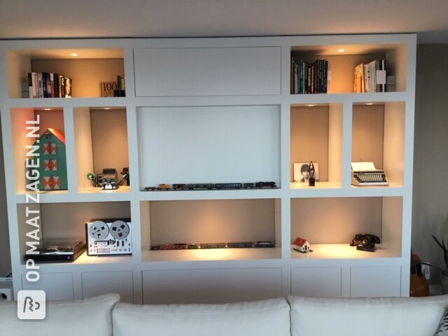 Groot, TV meubel op maat met symmetrisch design, door steve