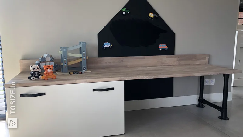 Coin jeu avec plateau en chêne et système IKEA SMÅSTAD, par Yvette