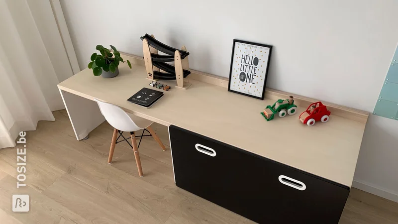 Plateau de table en contreplaqué sur mesure pour bureau d'enfant, par Thom