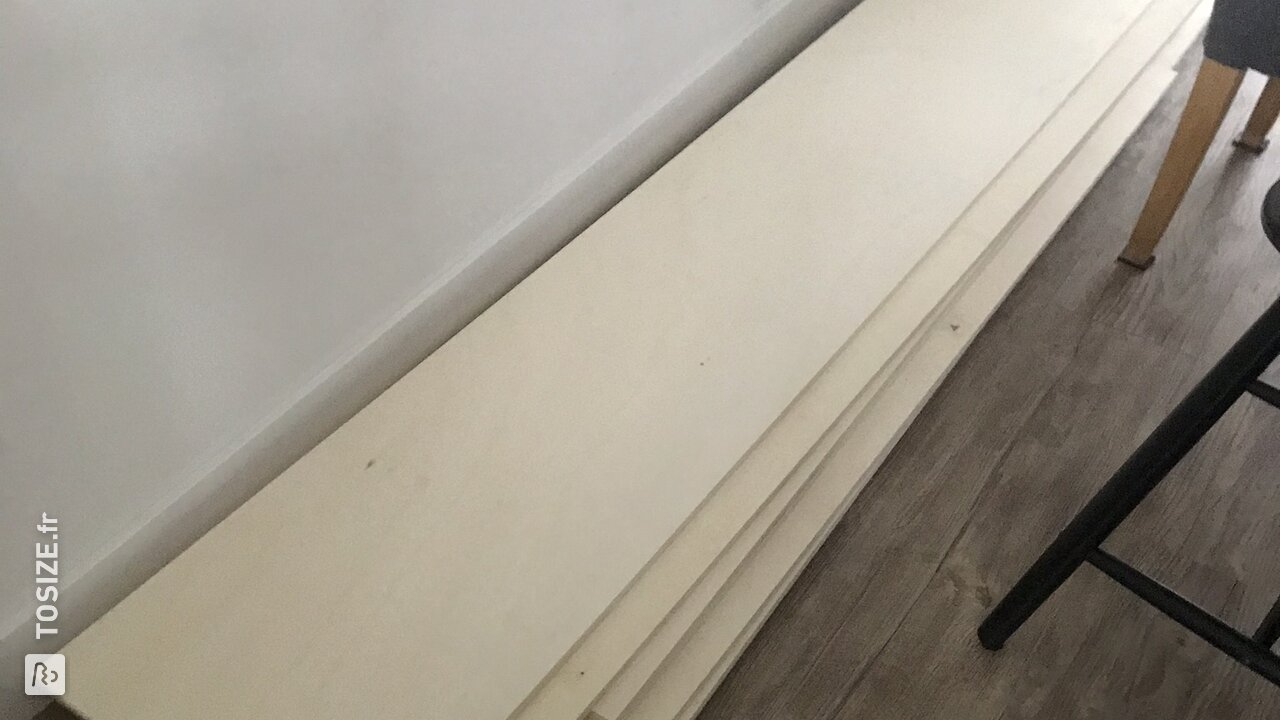 Cloison et armoire murale pour la cage d'escalier, par Jolien