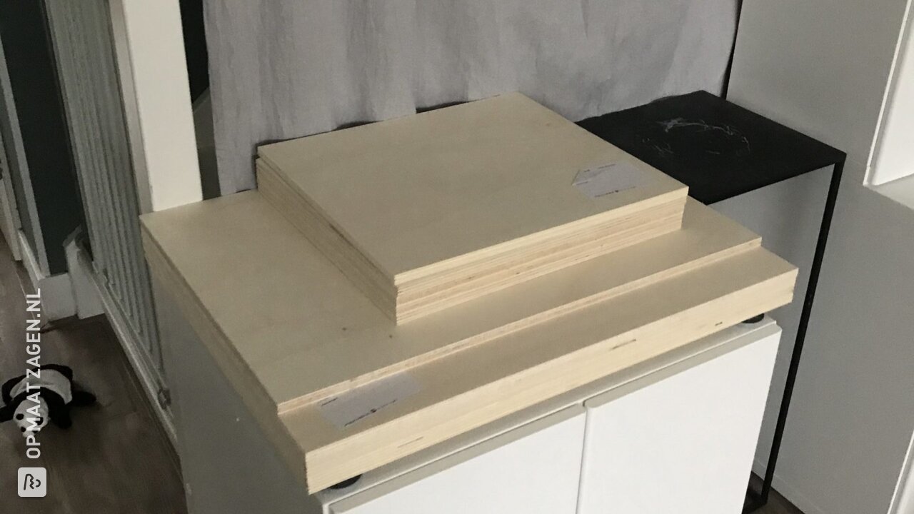 Roomdivider en wandkast voor het trapgat, door Jolien
