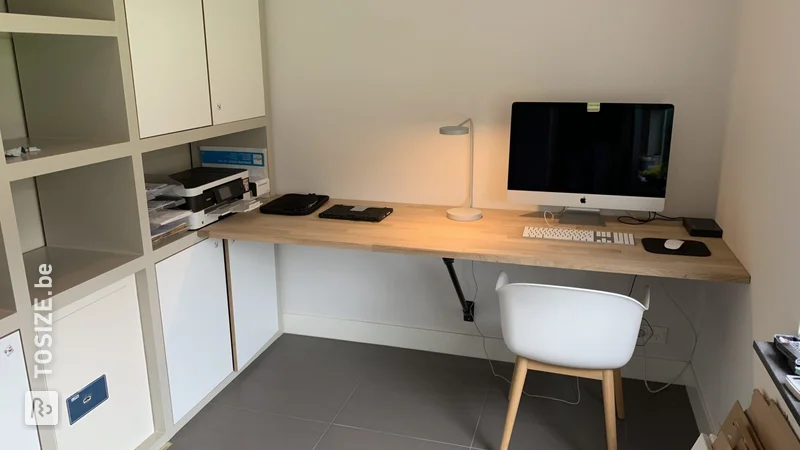 Zelf zwevende bureaubladen maken van eiken, het resultaat van familie Netsere