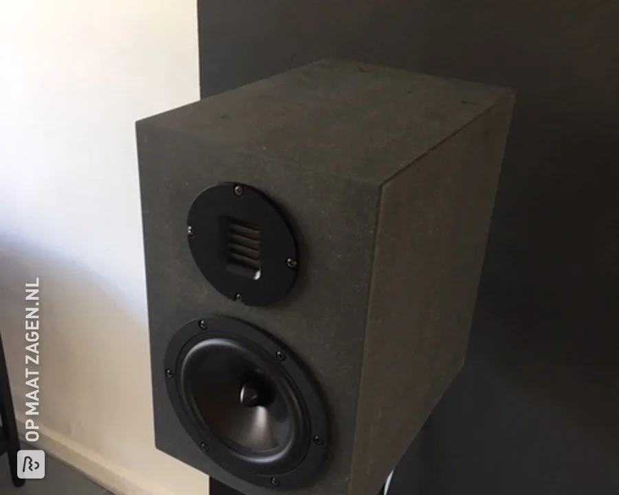 Staande-speakers-van-MDF-Zwart-door-Jorian-OPMAATZAGEN.nl-2.jpg