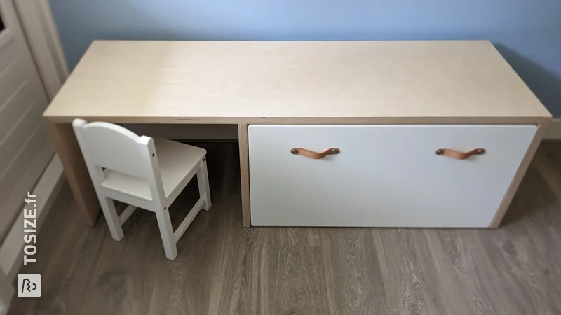 Astuce IKEA : Bureau pour enfants personnalisé avec des panneaux en bois contreplaqué, par Frank