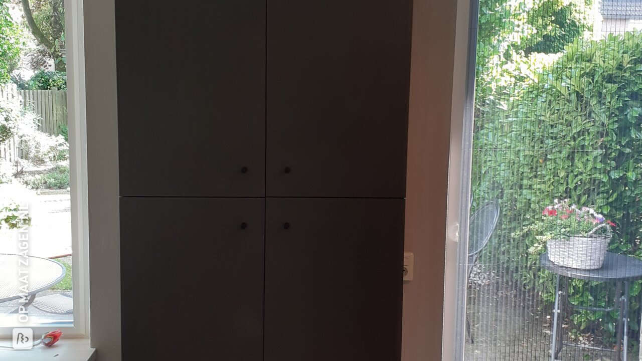 Keuken- en servieskast op maat van zwart MDF, door Henk