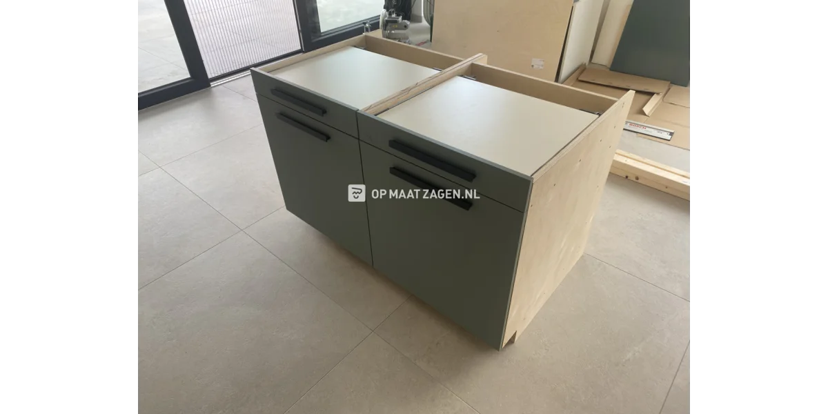 Verhoging in de bijkeuken voor de wasmachine en droger van Multiplex Berken OPMAATZAGEN.nl