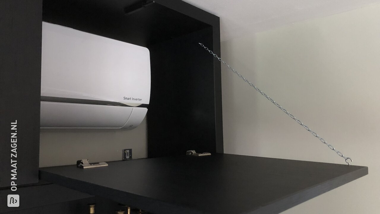 Een kast op maat voor accessoires en om de airco te verbergen, door Corina