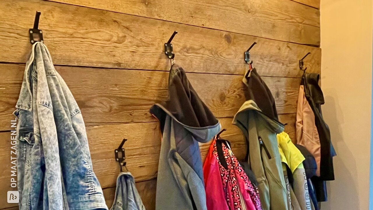 Vakkenkast en bankje met manden en een ruige houten achterwand, door Remi