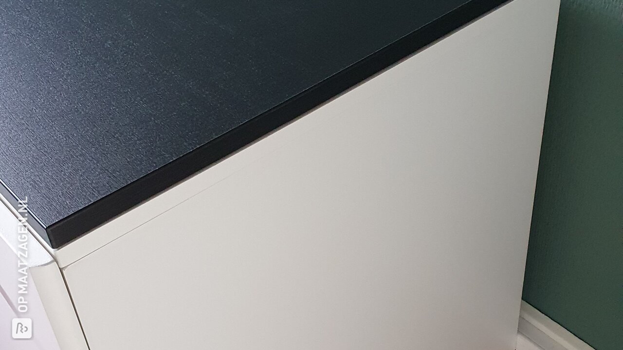 Zwart tafelblad voor speelgoedlade en bureau, door Charlotte
