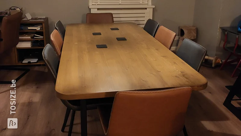 Stoere tafel en bijpassende salontafel, door Arvid