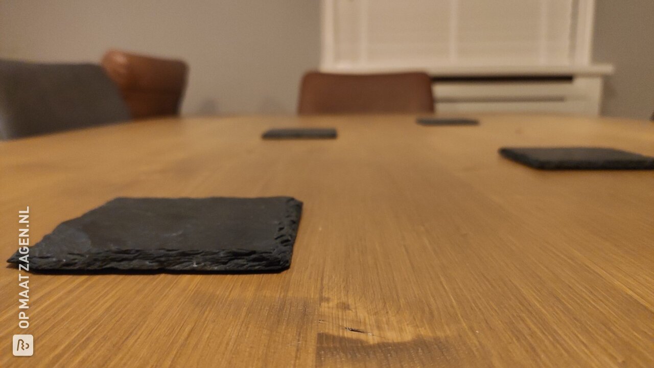 Stoere tafel en bijpassende salontafel, door Arvid