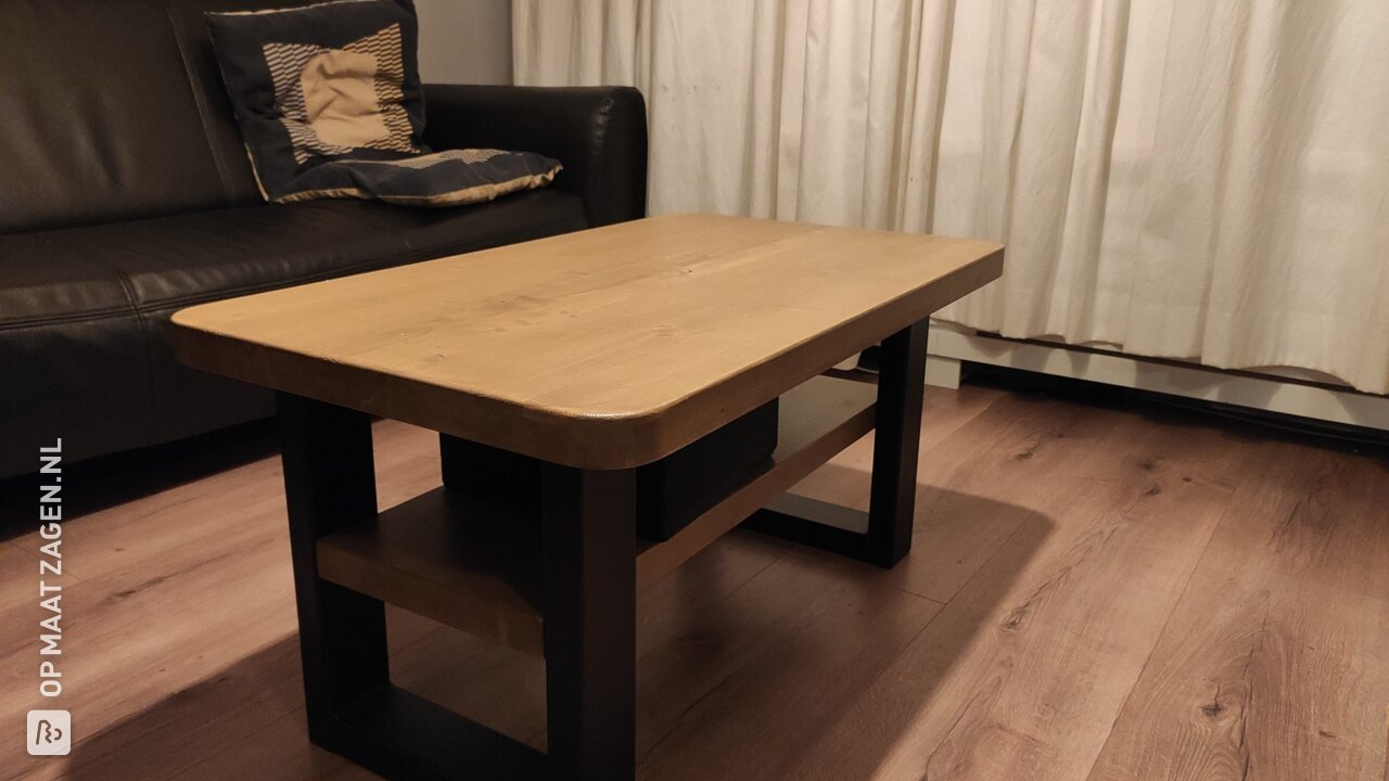 Stoere tafel en bijpassende salontafel, door Arvid