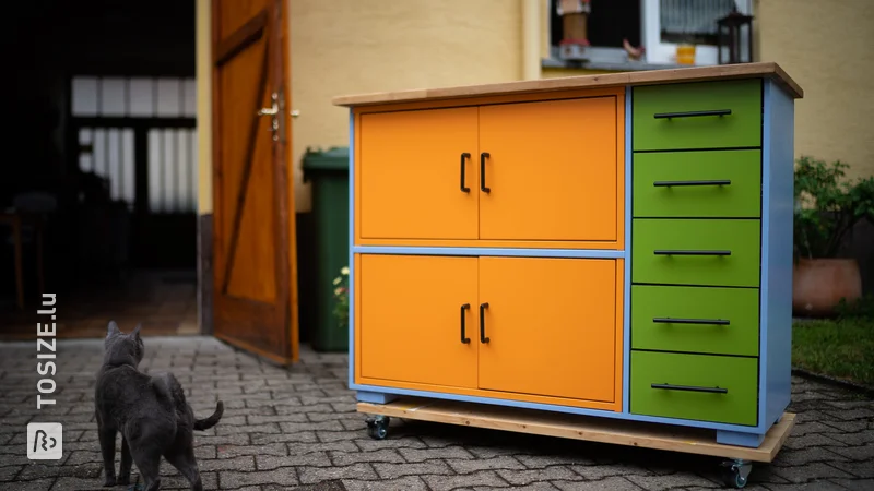 Buntes und fröhliches Sideboard für die Werkstatt, von Michael