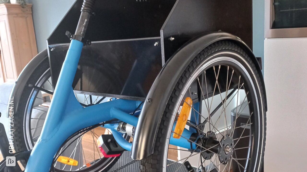 Op maat gemaakte bak voor hond van betonplex voor driewielfiets, door Ellis