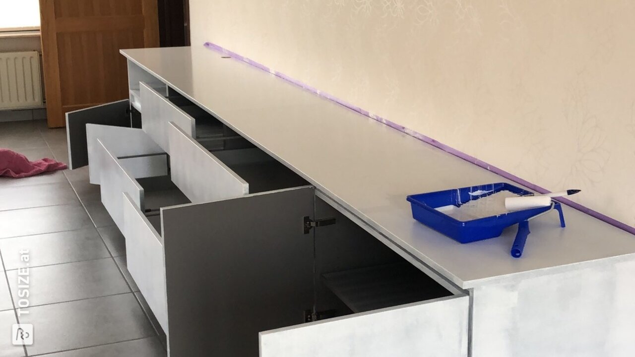 Verleihen Sie einem vorhandenen Fernsehschrank einen skandinavischen Look