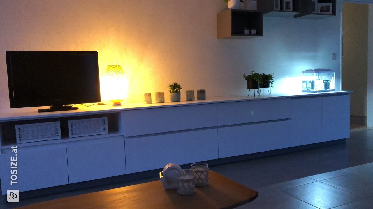 Verleihen Sie einem vorhandenen Fernsehschrank einen skandinavischen Look