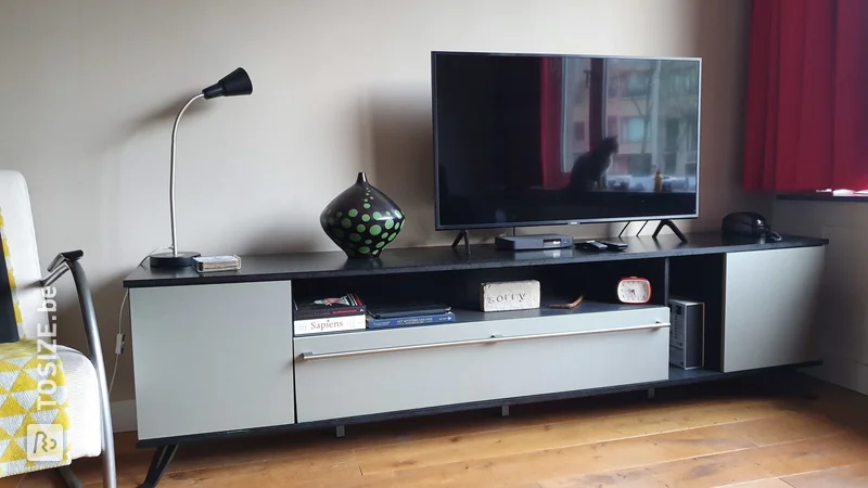 Meuble TV fait maison à partir d&#39;armoires de cuisine recyclées et MDF Noir, par Yvette
