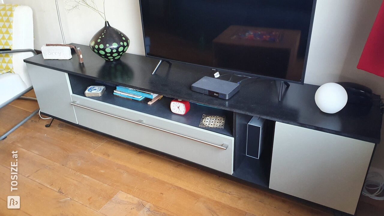Selbst gemachter TV-Schrank aus recycelten Küchenschränken und MDF Black von Yvette