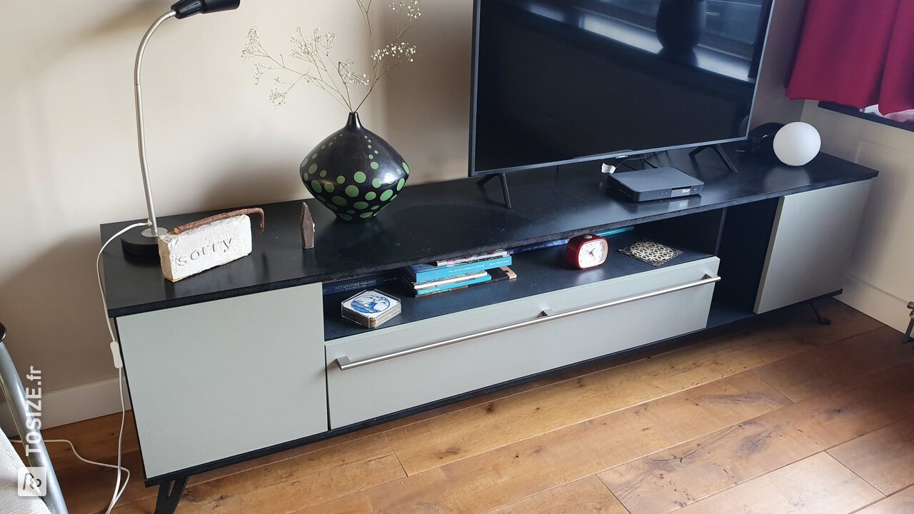 Meuble TV fait maison à partir;armoires de cuisine recyclées et MDF Black, par Yvette