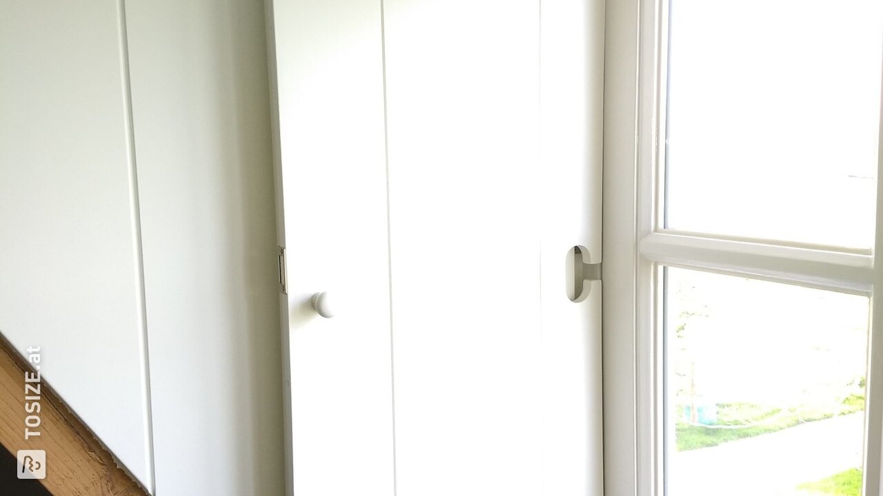 Innenläden im Landhausstil in der Dachgaube, von Gerard
