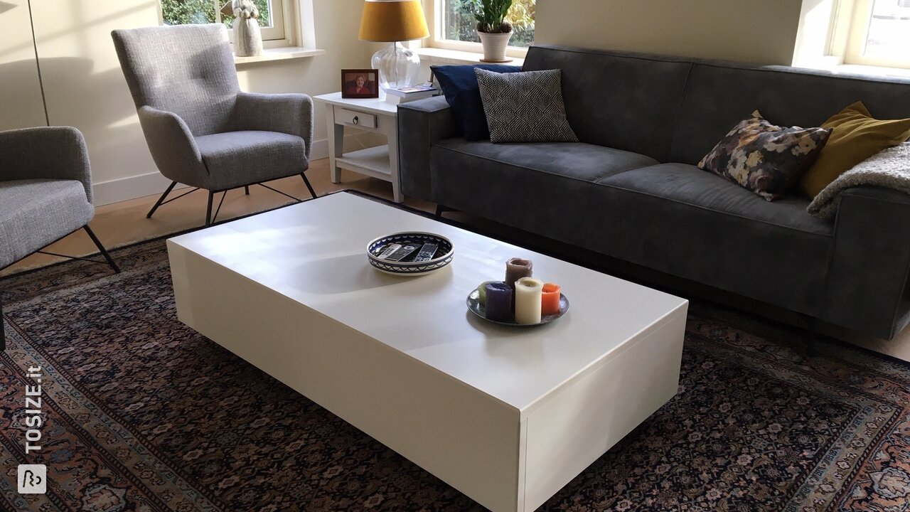 Tavolo Block realizzato su misura in MDF Lakdraag, di Cor