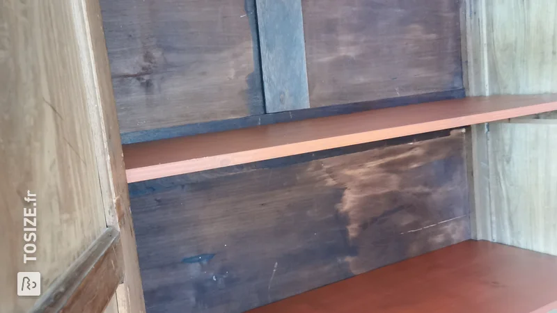 Une armoire suspendue ancienne transformée en placard avec étagères, par Frank