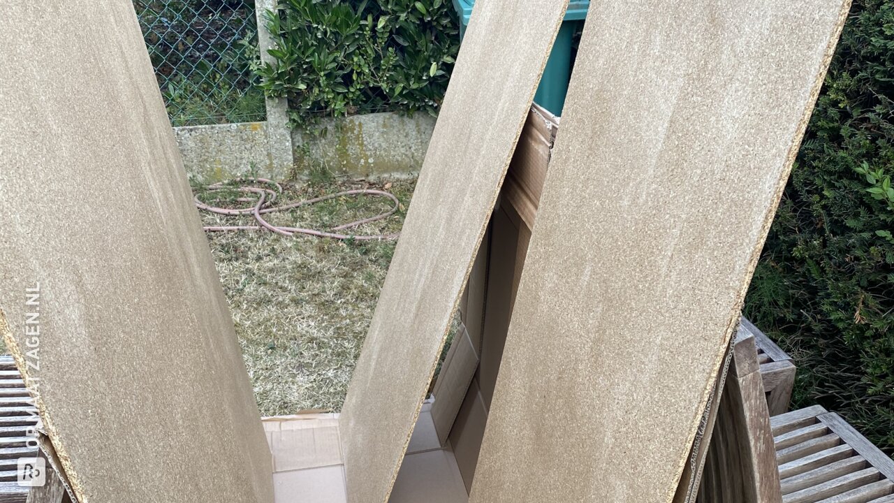 Houten platen op maat voor bestaand opbergrek, door Marlies