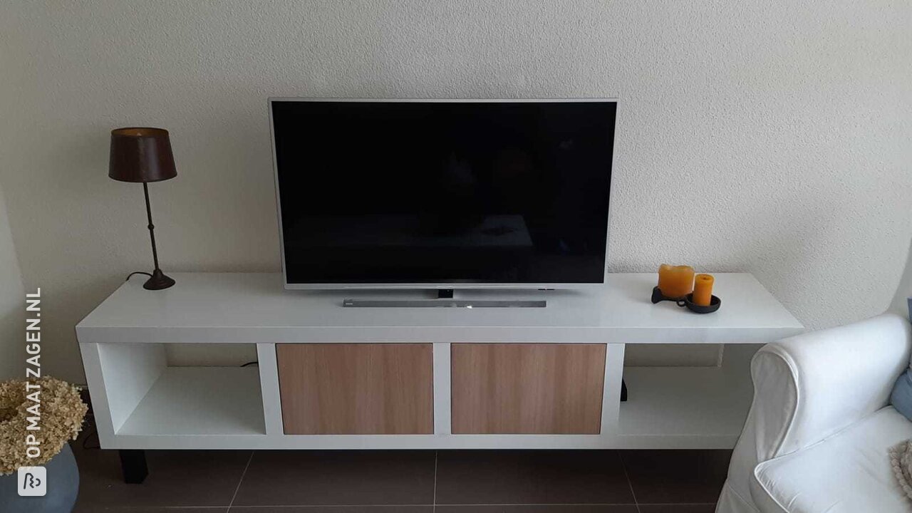 Eigengemaakt TV meubel van MDF lakdraag met eiken kleppen, door Ellen