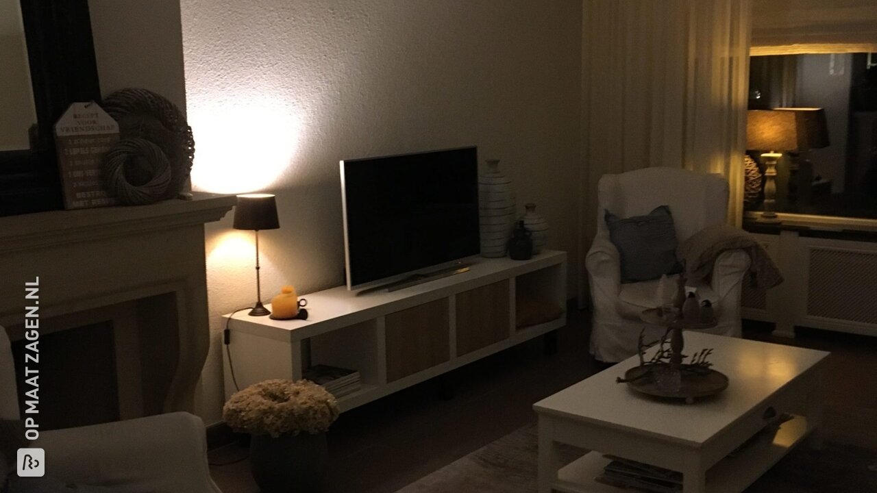 Eigengemaakt TV meubel van MDF lakdraag met eiken kleppen, door Ellen