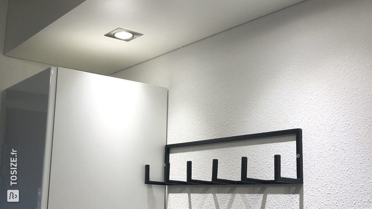 Plinthe lumineuse au plafond avec spots dans le couloir, par Ramon