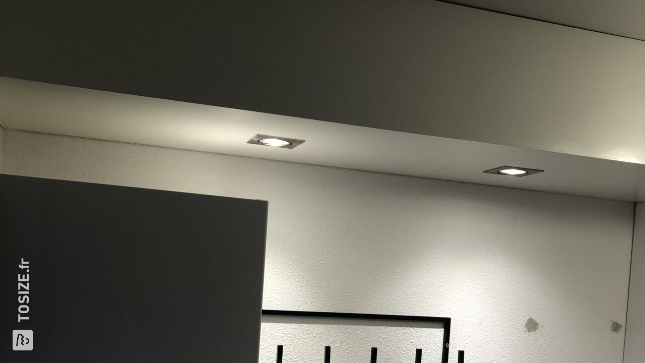 Plafonnier anse avec spots dans le hall, par Ramon