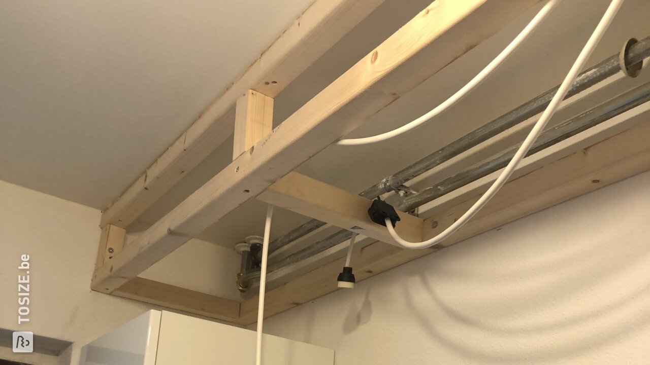 Lichtkoof aan het plafond met spotjes in de hal, door Ramon