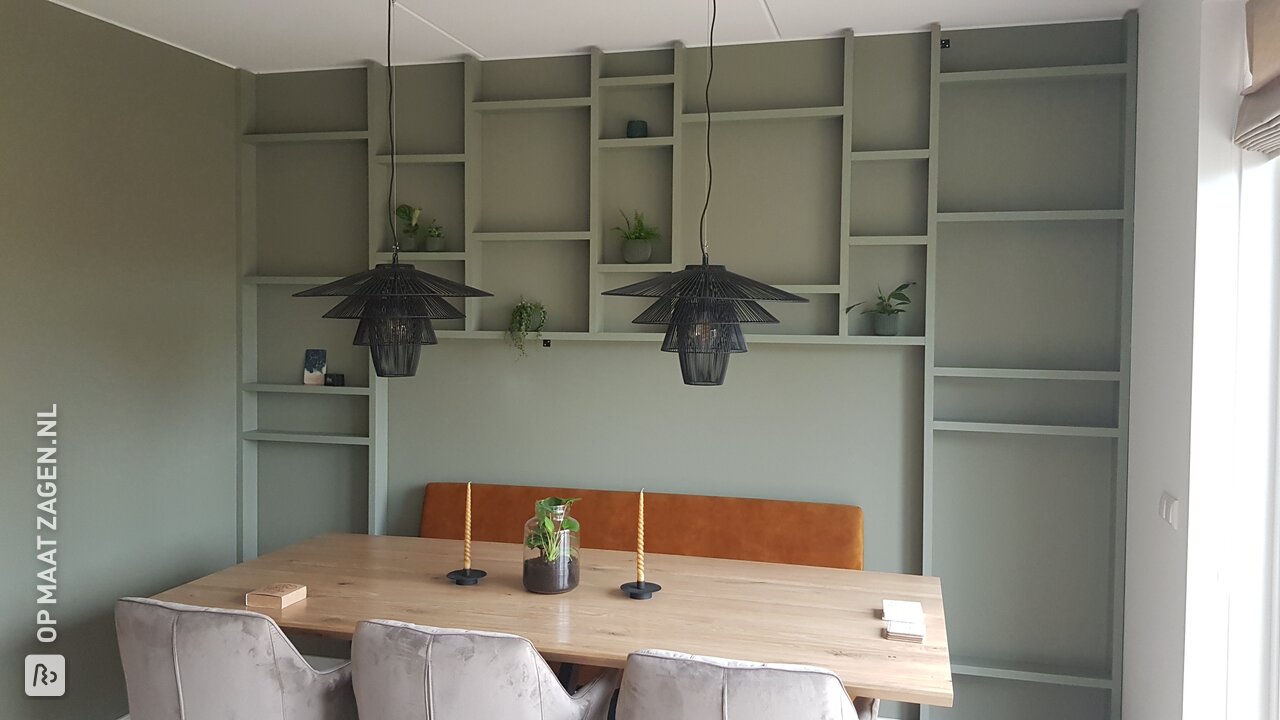 Speelse wandkast voor accessoires van MDF zelf gemaakt , door Lisa