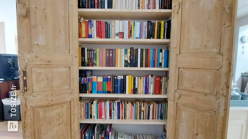Etagères pour bibliothèque d'un ancien placard à portes à panneaux, par Harry