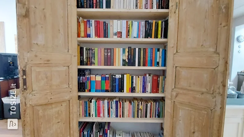 Ripiani per libreria di un vecchio armadio con ante a pannelli, di Harry