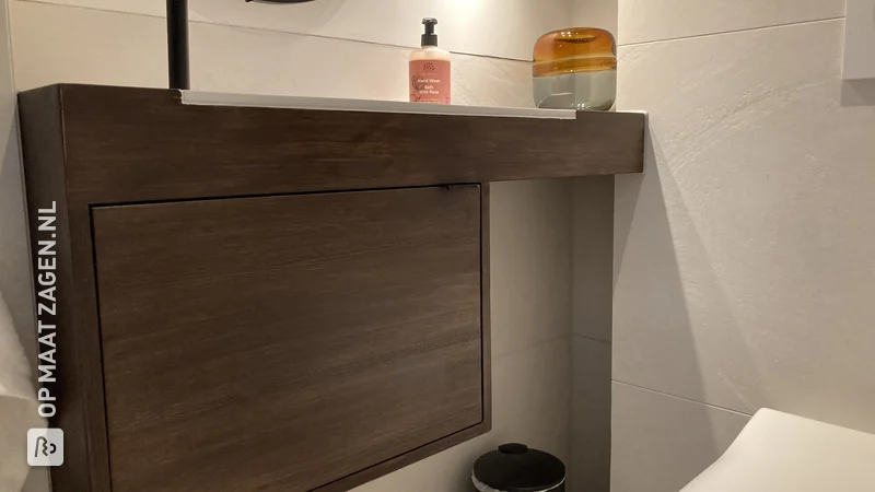 Modern, zelfgemaakt wc-meubel op maat gemaakt van grenen timmerpaneel, door Willem