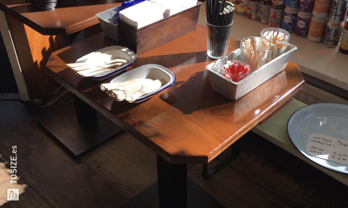 Mesa de restaurante personalizada con bordes suavemente fresados, de Joris