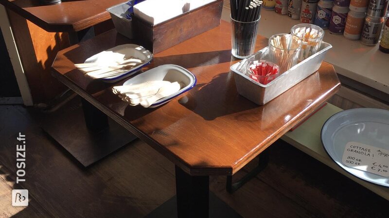 Table de restaurant sur mesure avec bords fraisés en douceur, par Joris
