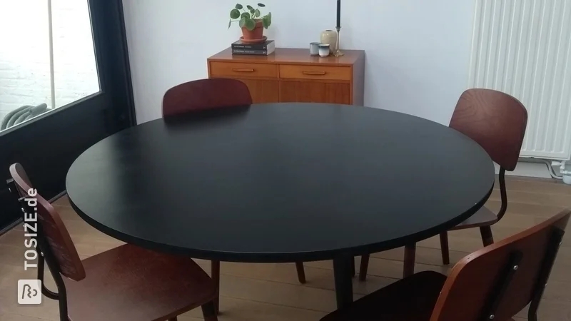 DIY: Machen Sie einfach einen schwarzen runden Esstisch von Elin