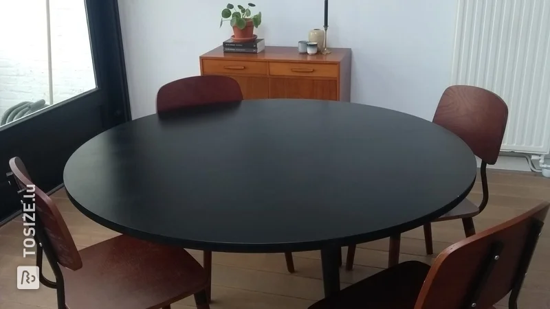 DIY: Machen Sie ganz einfach einen schwarzen runden Esstisch von Elin