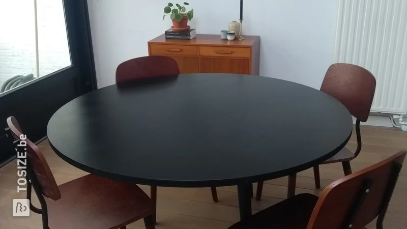 DIY : Facile à faire une table à manger ronde noire, par Elin